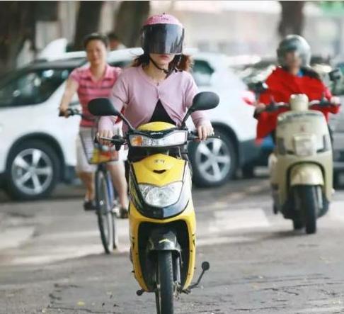 『电动车』继一盔一带后，电动车又有新规实施，一允许两禁止，车主：别骑了