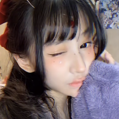 『蔡萝莉』蔡萝莉尝试“欧美妆”，特意画超长眼线加亮片，看清成品：我没看错吧