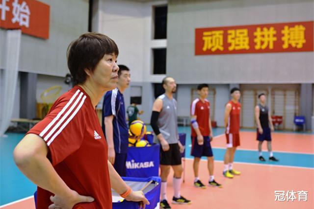 郎平@女排两大替补终露脸，表情严肃！谁能征服郎平？