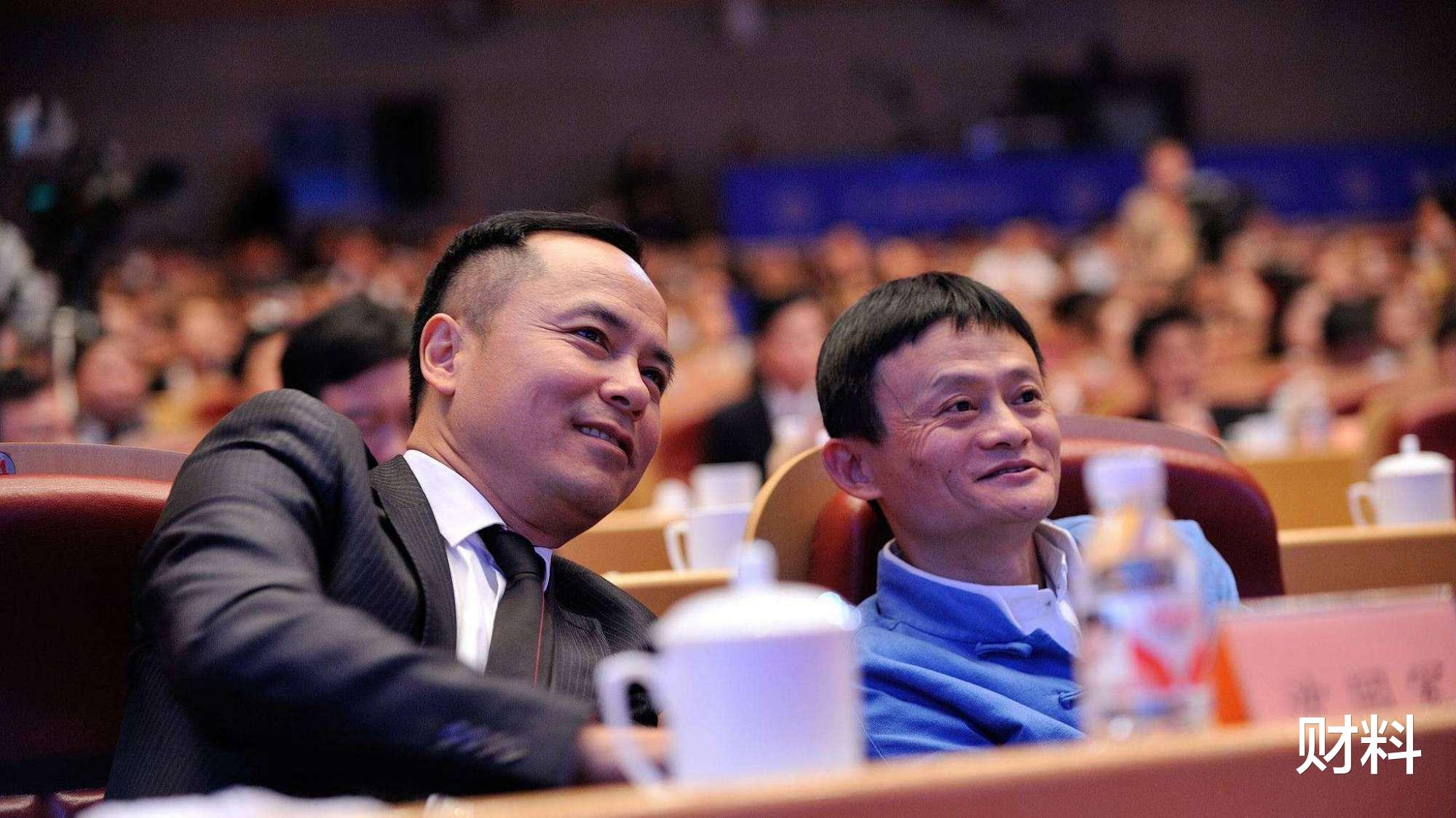 财料|他父母早亡,留下1000元遗产照顾弟妹,现身家百亿还娶小21岁娇妻