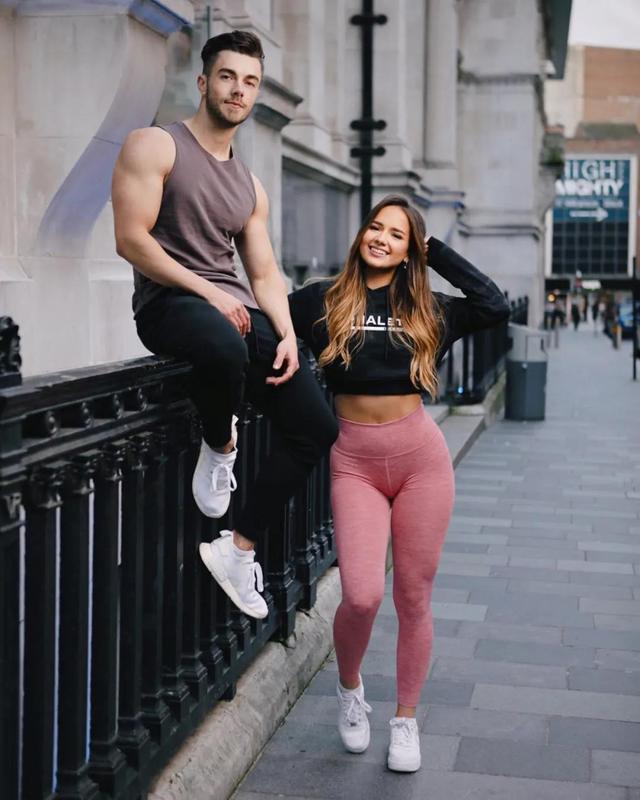 健身▲因为校园冷暴力，她19岁开始健身，6年坚持改变一生！