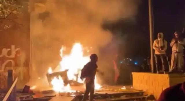 美国@美国的街头出现五星红旗，白人手持着《中国日报》高喊：我们需要中国