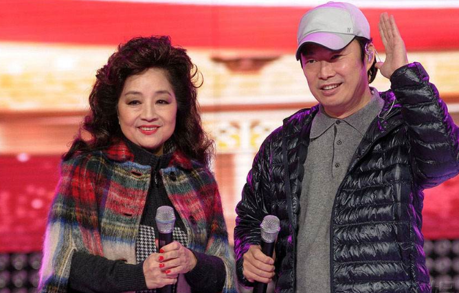 春晚|因不愿改国籍和丈夫离婚，连春晚都曾为她破例，现71岁依然孤身一人备受尊敬