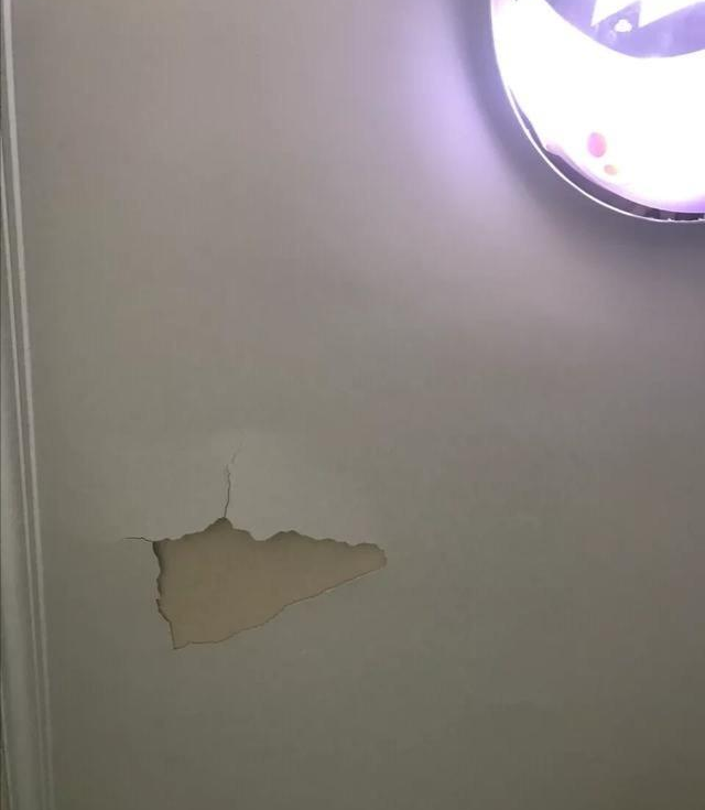 傅说@装修才两年屋顶大白就脱落，老师傅说这样干活，不脱落才怪！