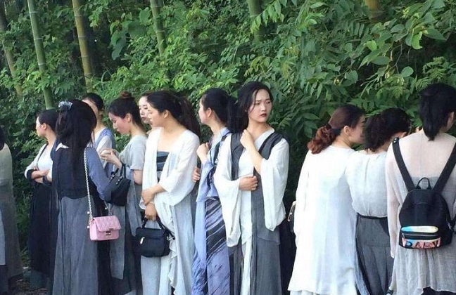 横店|横店美女群演“泛滥成灾”，被潜还要有条件，片酬定价规则无耻
