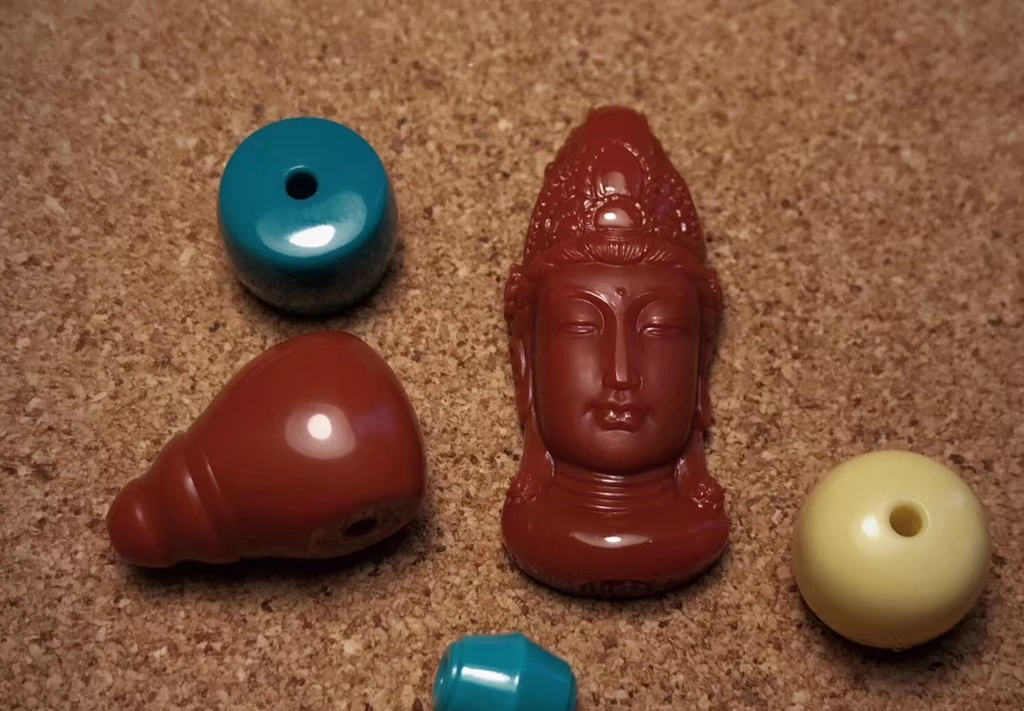 ##十成的钱有七成钱都用在配饰上，配饰为什么比手串贵那么多？