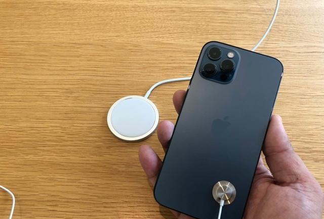 iphone12|iPhone 12开售现场直击，黄牛都不抢蓝色？加价1500看呆打工人