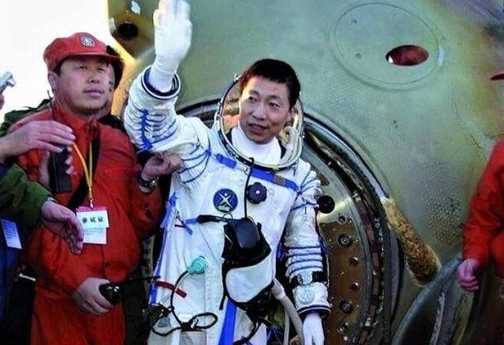 「宇航员」为何杨利伟上天时要带把枪?苏联宇航员的惨痛教训,真的不能再犯