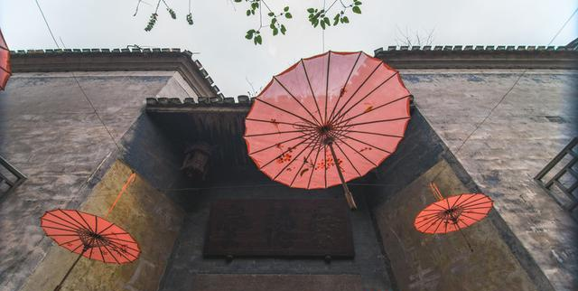 凤凰古城|凤凰古城“凉了”，国庆第一天景区游人寥寥可数，你还愿意去吗？