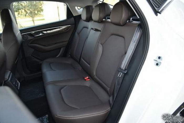 「轿跑」这才是年轻人的第一台运动轿跑，现不足6万，外观超个性