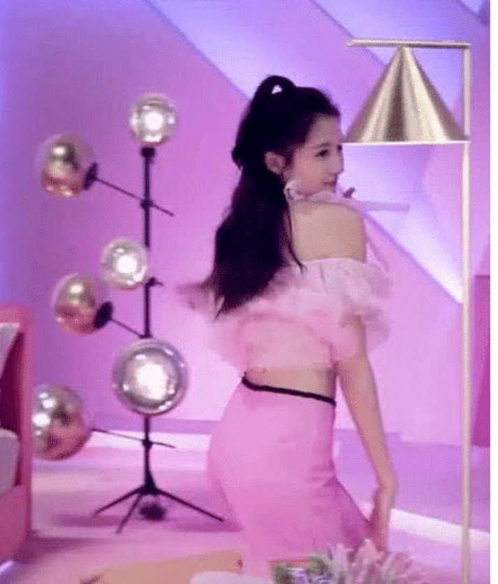 关晓彤|关晓彤早年拍“卫生棉”广告未P图曝光,网友:原来鹿晗好这口?