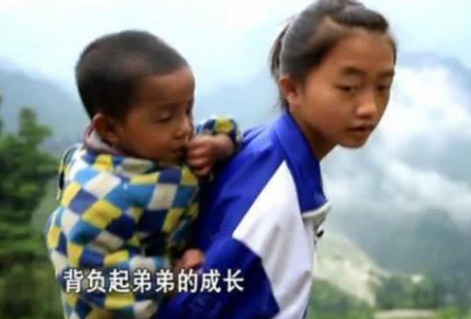 梁小友|《变形计》神仙妹妹梁小友，高二退学当网红，今浓妆被嘲不正经