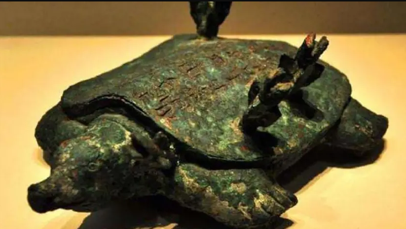 |河南老伯钓鱼钓出“乌龟”，龟背插着4支铜箭，专家：钓了18亿