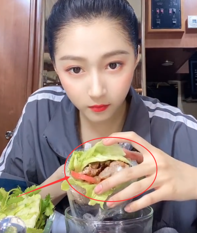 『关晓彤』关晓彤吃的三明治火了，别人都用面包片，看到她的，粉丝直呼心疼