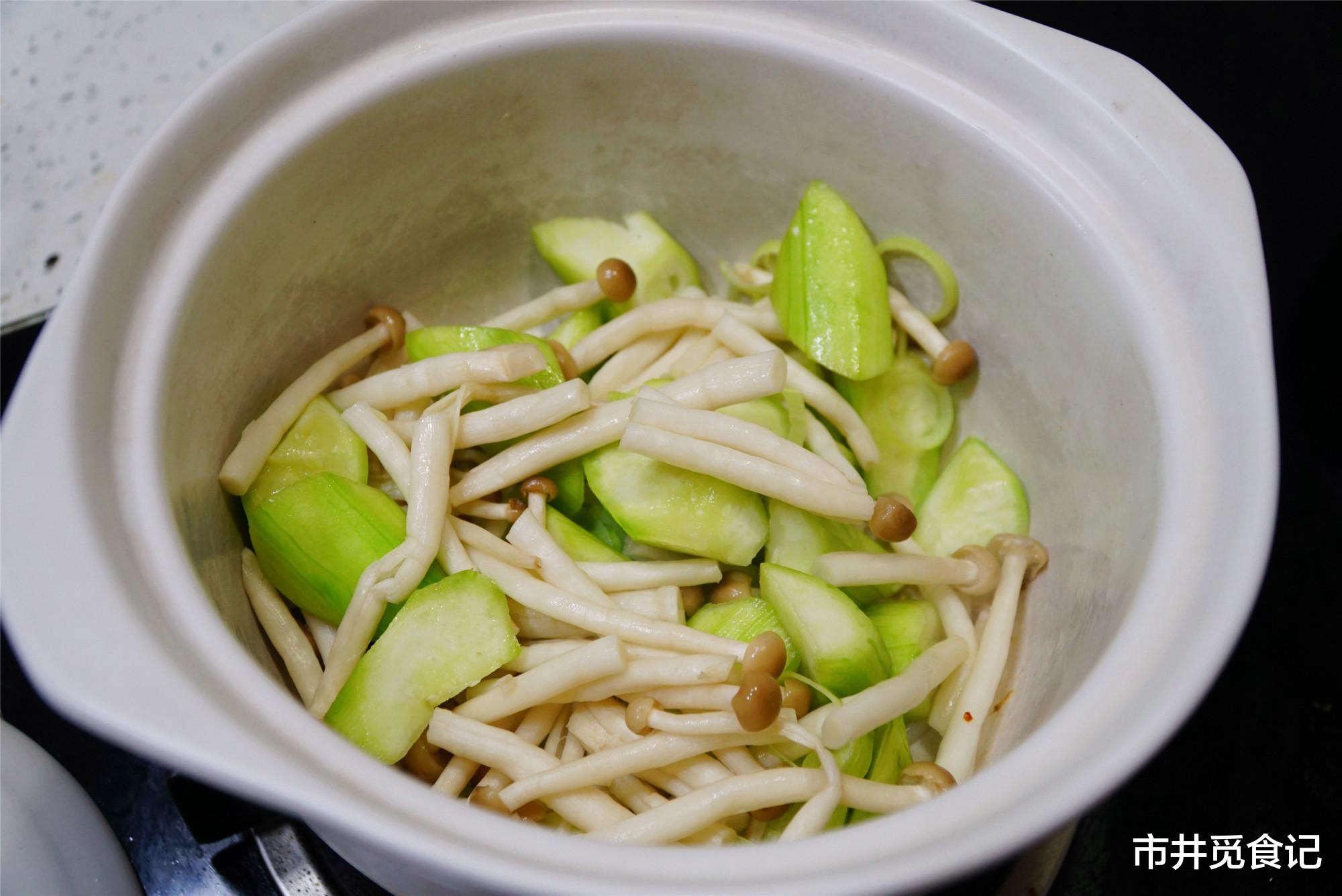 『鸡蛋』它和丝瓜一起煮是绝配，汤鲜味美又清爽，夏天喝比骨头汤还过瘾！