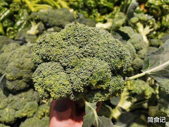 『芹菜』晚饭吃什么?这8种食物最合适,芹菜只能排第3,第一名很意外