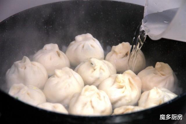 「水煎包」生包子用水煮，表面软嫩底部焦脆，做法简单，详细食谱分享