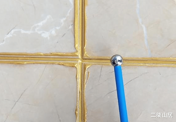 |美缝剂做平的好还是凹的好?外行人因不懂而上当,完工后全是刮痕!