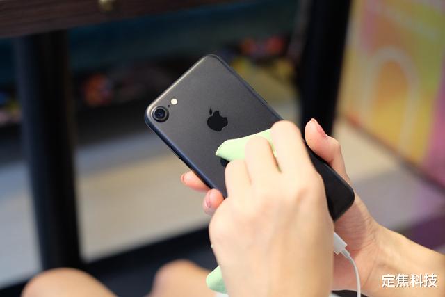 |推出低端iPhone，后降价促销，为什么苹果公司还能登顶世界第一？