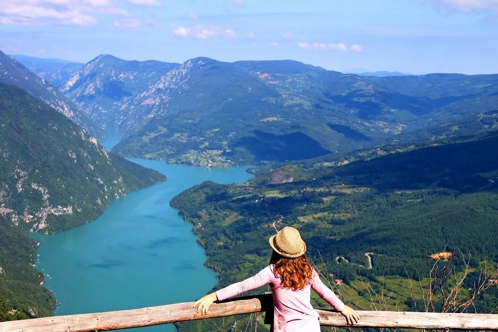 #欧洲#这位含泪求助的总统身后，是首个对中国免签的欧洲国家，美极了！