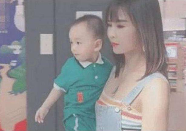 |“最嫩奶奶”走红，抱孙子出门被误认成少女，网友：还缺爷爷吗？
