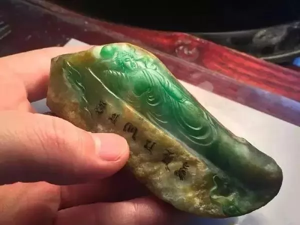 蜜蜡▲一块让人头疼的翡翠原石，没想玉雕师灵感一来，作品竟可作为传世之宝！