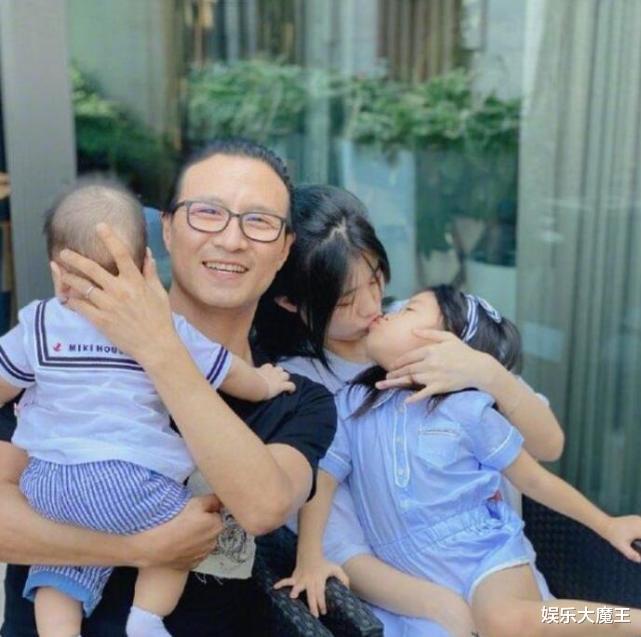 章子怡|章子怡刚产二胎六个月又怀三胎？带女儿醒醒逛街肚子微凸，双手扶腰引猜疑