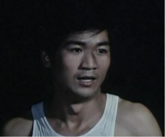 誉王|1972年，张国立与尸体同睡4晚，留下一生阴影，头发掉光差点抑郁