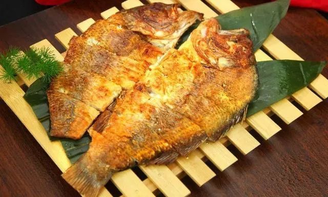 不粘锅▲不管煎什么鱼，别傻傻直接下油锅，大厨教你一招，鱼皮不破不粘锅