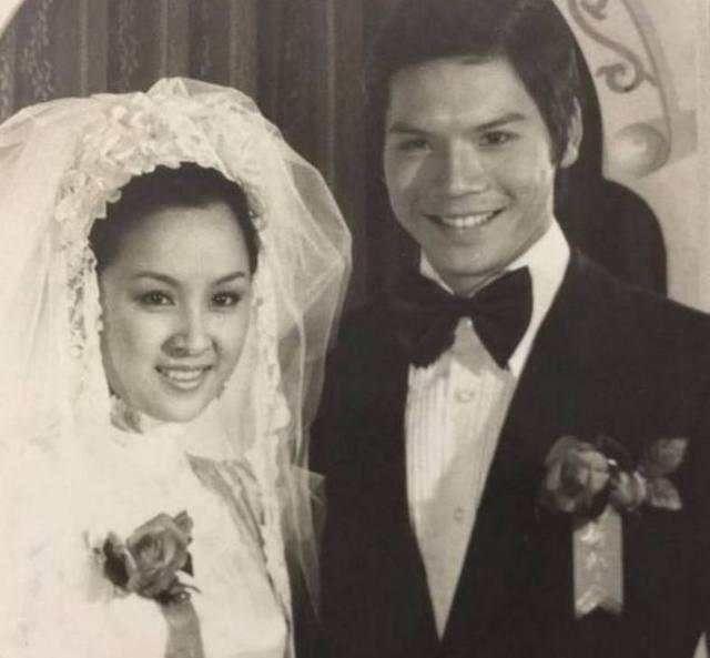 溜肩|向华强之女43岁始终不结婚？看清其真实模样后：你敢把她带回家？