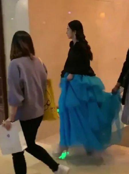 金鹰|金鹰晚会明星造型来了！赵丽颖蓝裙气场全开，宋茜虞书欣礼服撞色