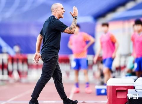 广州恒大|被鲁能围攻那一幕,就像中甲队被中超球队欺负一样,恒大输得窝囊