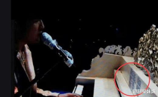 『周杰伦』周杰伦演唱会“打小抄”，钢琴上全是密密麻麻的词，遭网友无情揭穿
