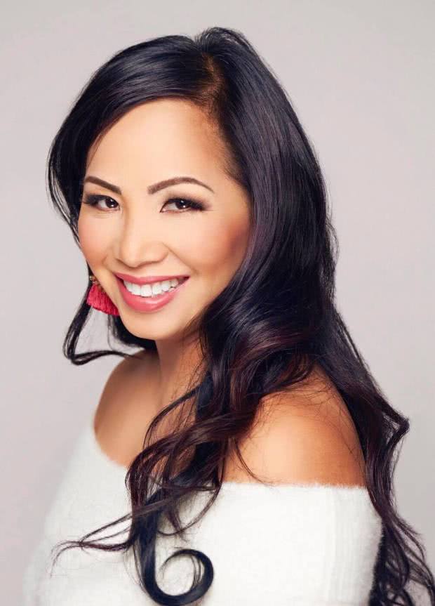 「选美」跪杀黑人的警察妻子被曝光正脸！当过选美的冠军！坚称丈夫是个绅士！