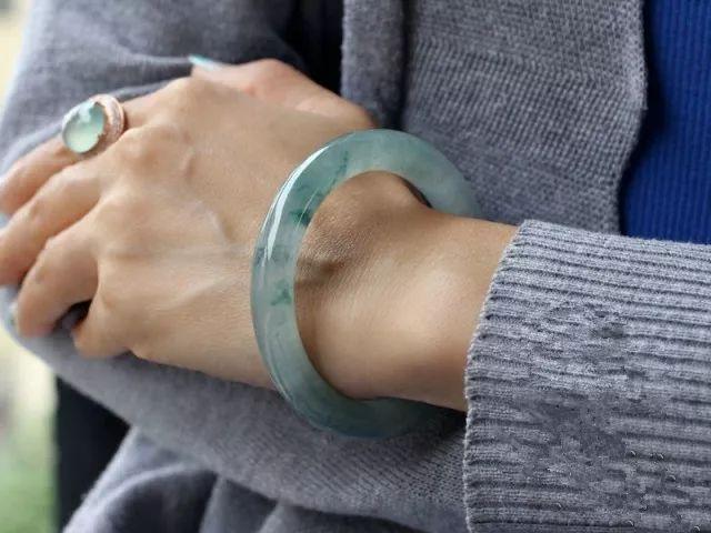 @一块与普通石头无差的石头，小伙高价买回，一刀切开后大家才懂！