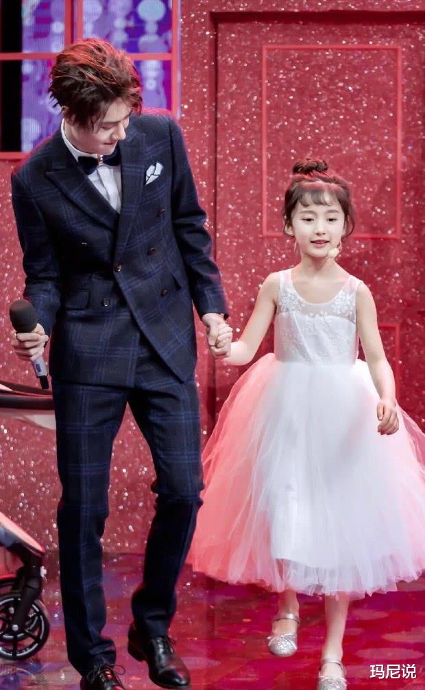 『王一博』她是被王一博宠爱的女孩，今9岁把死亡粉匡威踩脚下，腿细成电棍