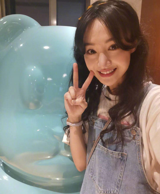 郑爽|郑爽人缘有多差?和半个娱乐圈闹僵无人声援,明星下场点赞看好戏