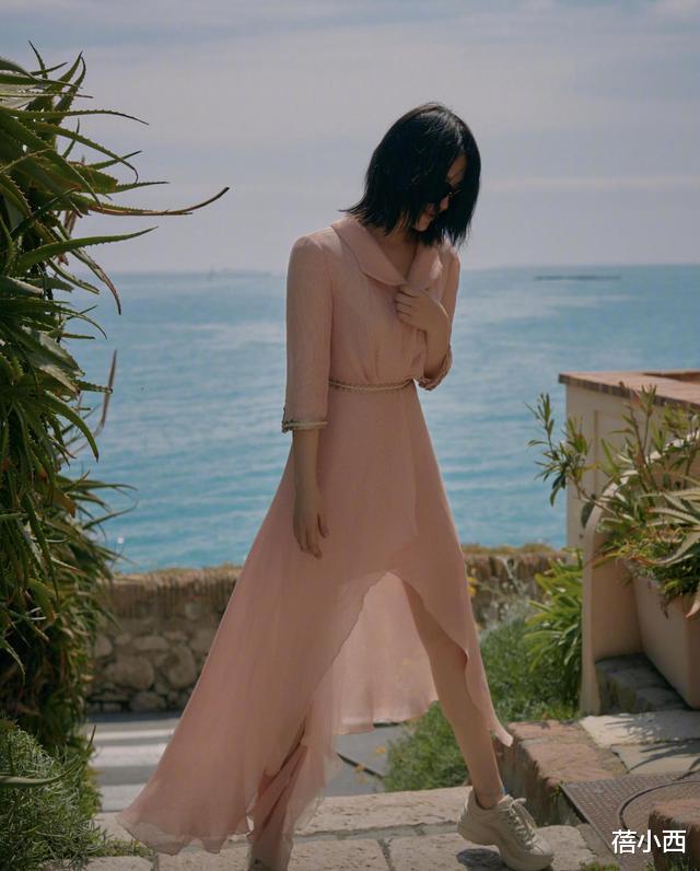 「衬衫」许晴在国外气质都升华了，穿白衬衫配半身裙，扎低马尾戴墨镜美炸