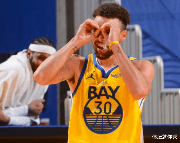 斯蒂芬·库里|38+11+22分大逆转！库里封神之战，9记3分投懵卡椒，不愧是全票MVP