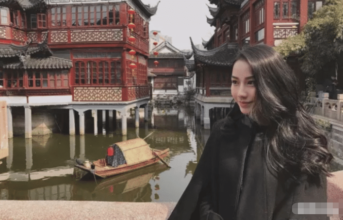 周杰伦▲周杰伦“御用女助理”遭曝光，外表酷似Angelababy，比女星还好看