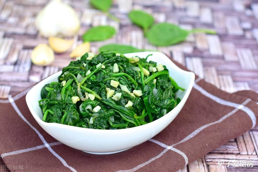 青菜|炒绿叶青菜时，到底要不要焯水？教你烹饪方法，青菜翠绿好吃