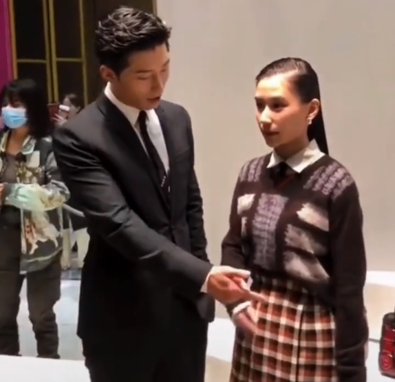 窦骁|窦骁闯祸了！他无意间的小动作，令何超莲被“谩骂”到下不来台