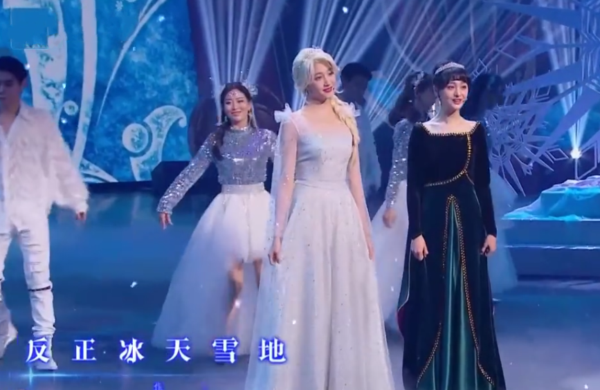 『关晓彤』女星合作一次后有多熟？关晓彤玩游戏，一路冲到台下小爽直接抱着她