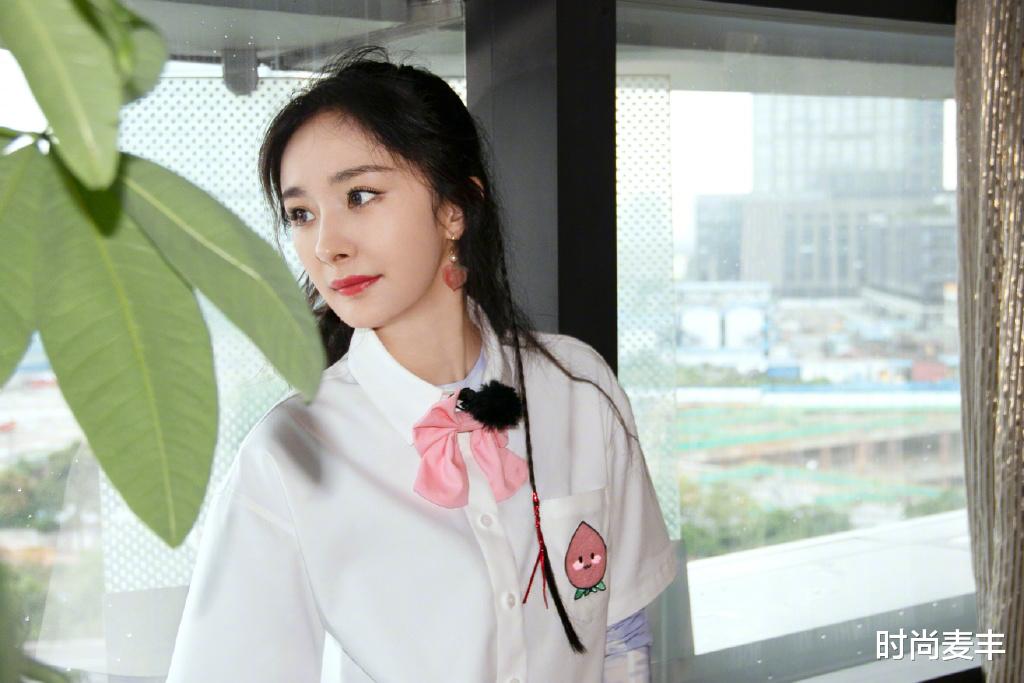 杨幂|杨幂太迷人了，穿黑白撞色西装玩下衣失踪，配红唇卷发女人味十足