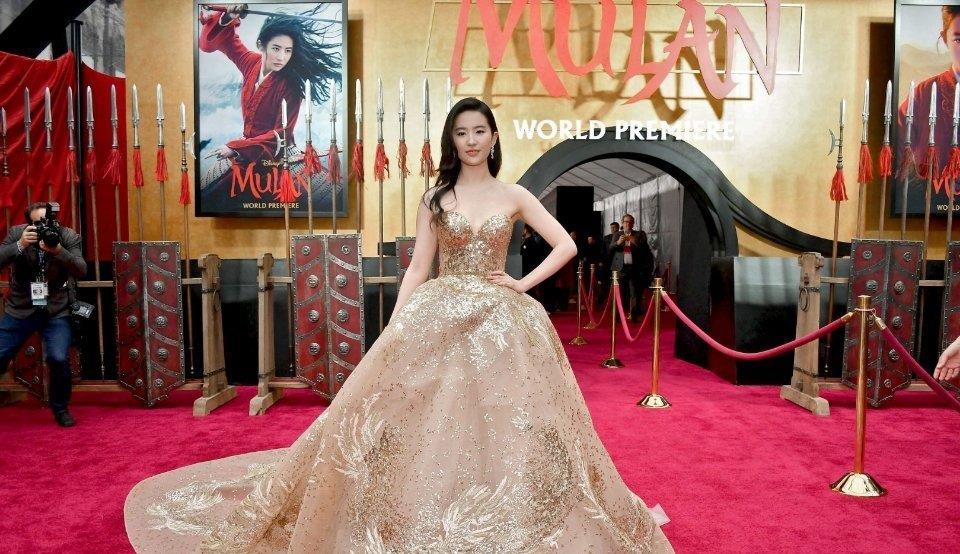 「花木兰」《花木兰》世界首映礼，李连杰携女儿现身，两女儿颜值可人