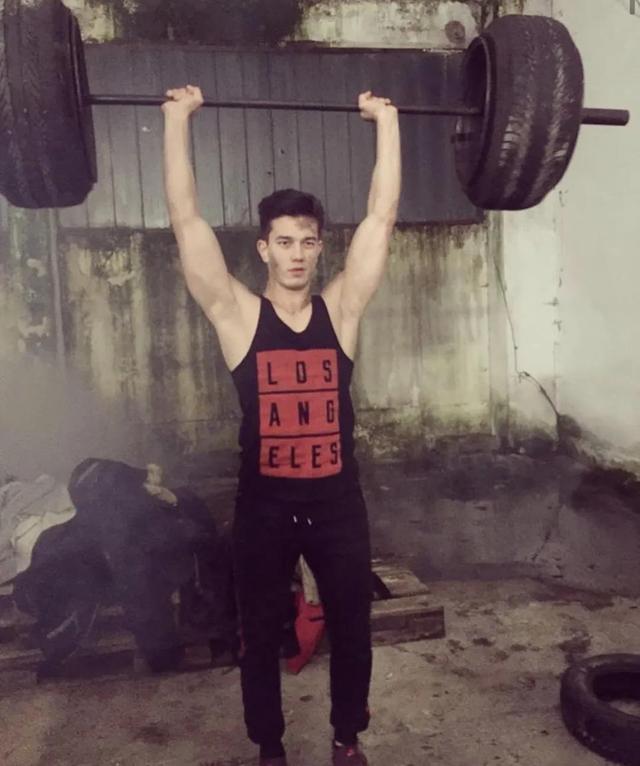 「」25岁成都语文老师爆红网络,还是巴西选美冠军?网友:太帅了