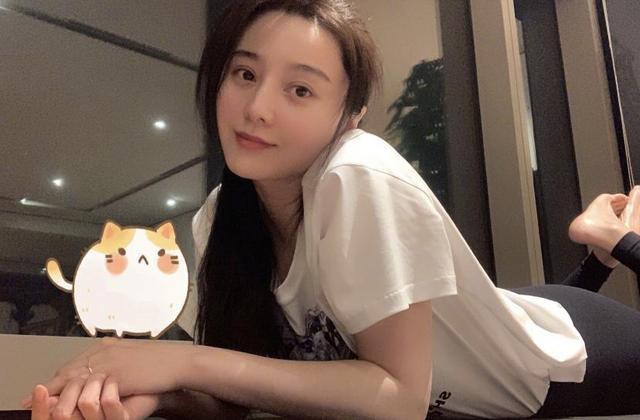 「范冰冰」范冰冰素颜出镜，还是在家放得开，身穿紧身裤大秀好身材！