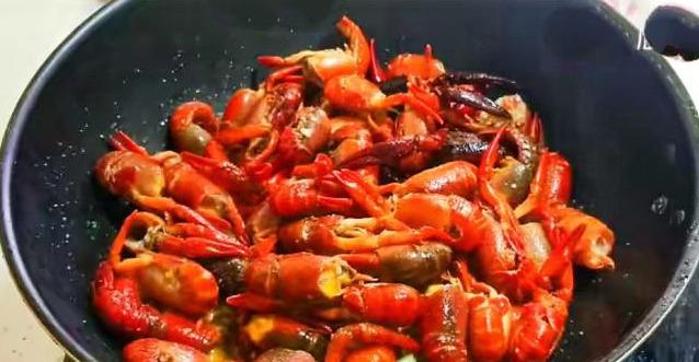 「小龙虾」超好吃的蒜香小龙虾做法！3斤小龙虾加1瓶啤酒，上桌都不够抢的