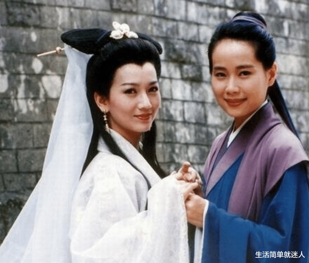 「赵雅芝」赵雅芝太厉害了！手掌大的短裤都敢往外穿，网友：奶奶，您66岁了