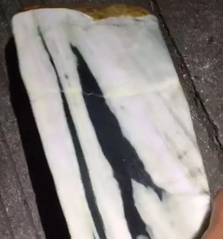 翡翠@花2000块钱买了块赌石，为什么越是不懂越敢赌？